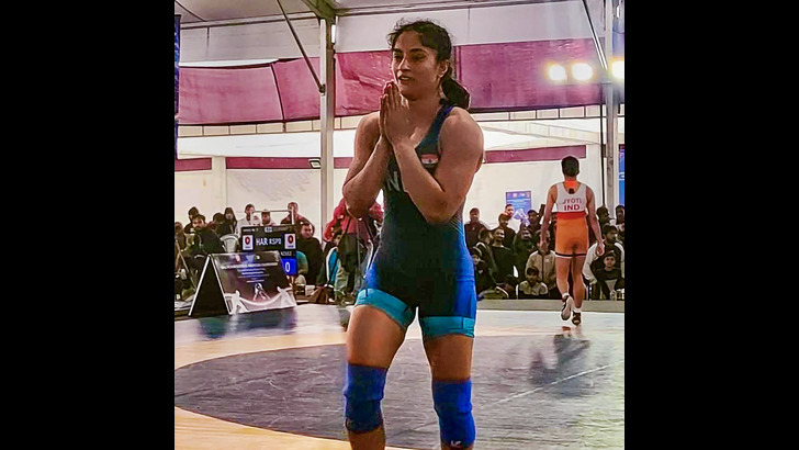 https://salarnews.in/public/uploads/images/newsimages/maannewsimage19042024_003536_vinesh phogat (1).jpg